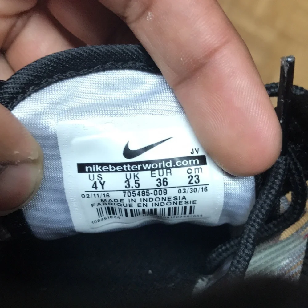 Nike Roshe Run Flight Weight “Black Silver”